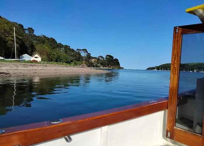 Modern Cosy Apartment Walking Distance To Many Cove Beaches And Coast Path Walks As Well As The Famous Helford River