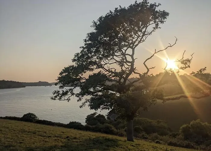 Modern Cosy Apartment Walking Distance To Many Cove Beaches And Coast Path Walks As Well As The Famous Helford River