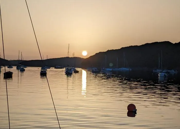 Modern Cosy Apartment Walking Distance To Many Cove Beaches And Coast Path Walks As Well As The Famous Helford River
