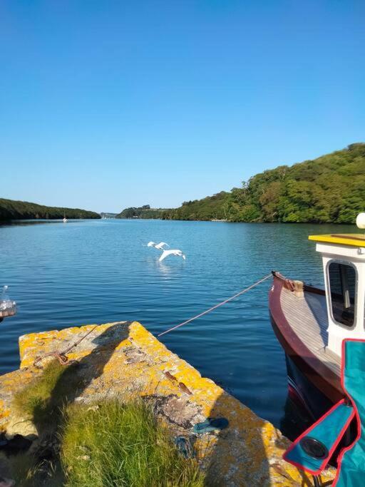Coastal Coves Retreat: Modern Near Helford River