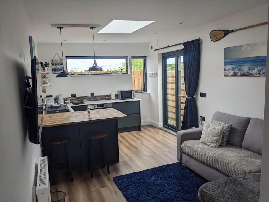 Modern Cosy Walking Distance To Many Cove Beaches And Coast Path Walks As Well As The Famous Helford River *