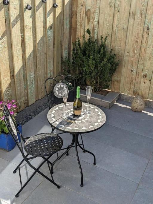 Апартаменты Modern Cosy Walking Distance To Many Cove Beaches And Coast Path Walks As Well As The Famous Helford River *