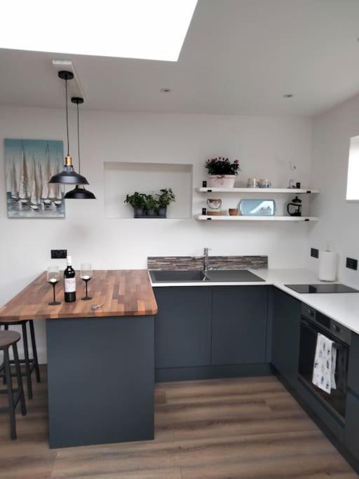 Coastal Coves Retreat: Modern Near Helford River * Falmouth