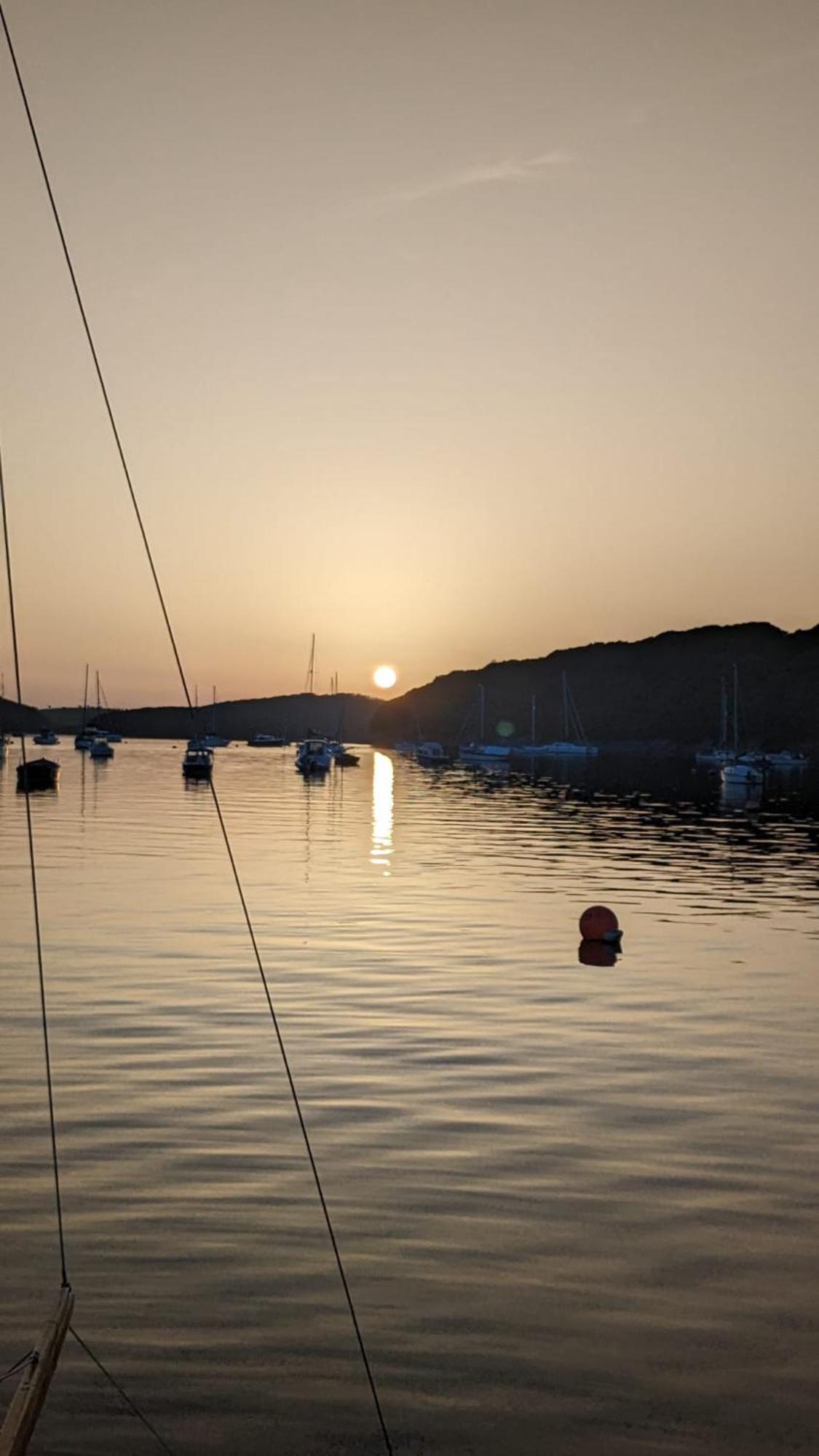 Coastal Coves Retreat: Modern Near Helford River *
